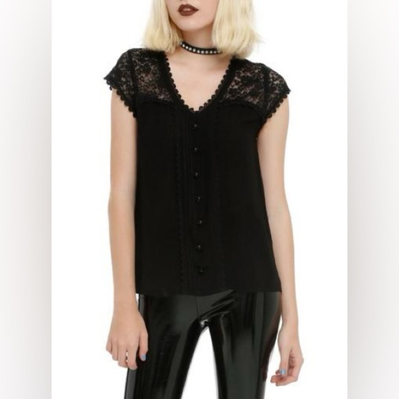 Hot Topic Black Buttoned Cap Sleeve Blouse Size XL - Picture 1 of 9